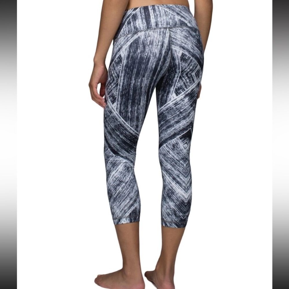 Lululemon Wunder Under Crop II *Full-On Luon in Heat Wave White Black ~ Size 6